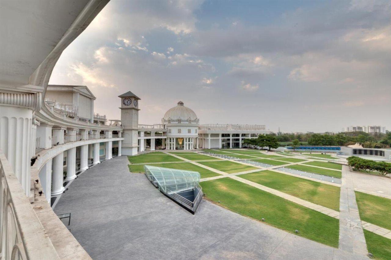 Amanora The Fern Hotels & Club Mundhwa Exterior photo