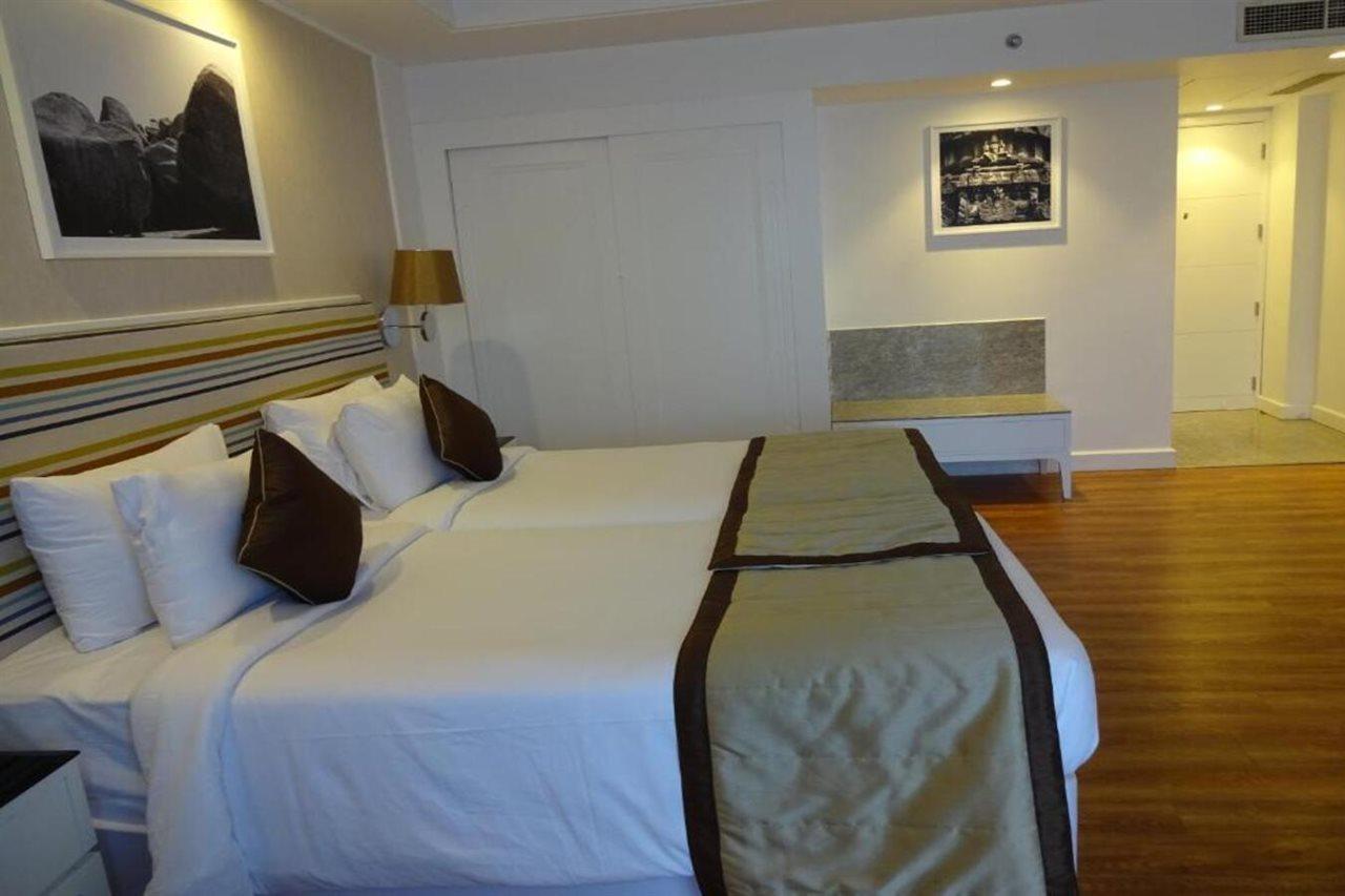 Amanora The Fern Hotels & Club Mundhwa Exterior photo