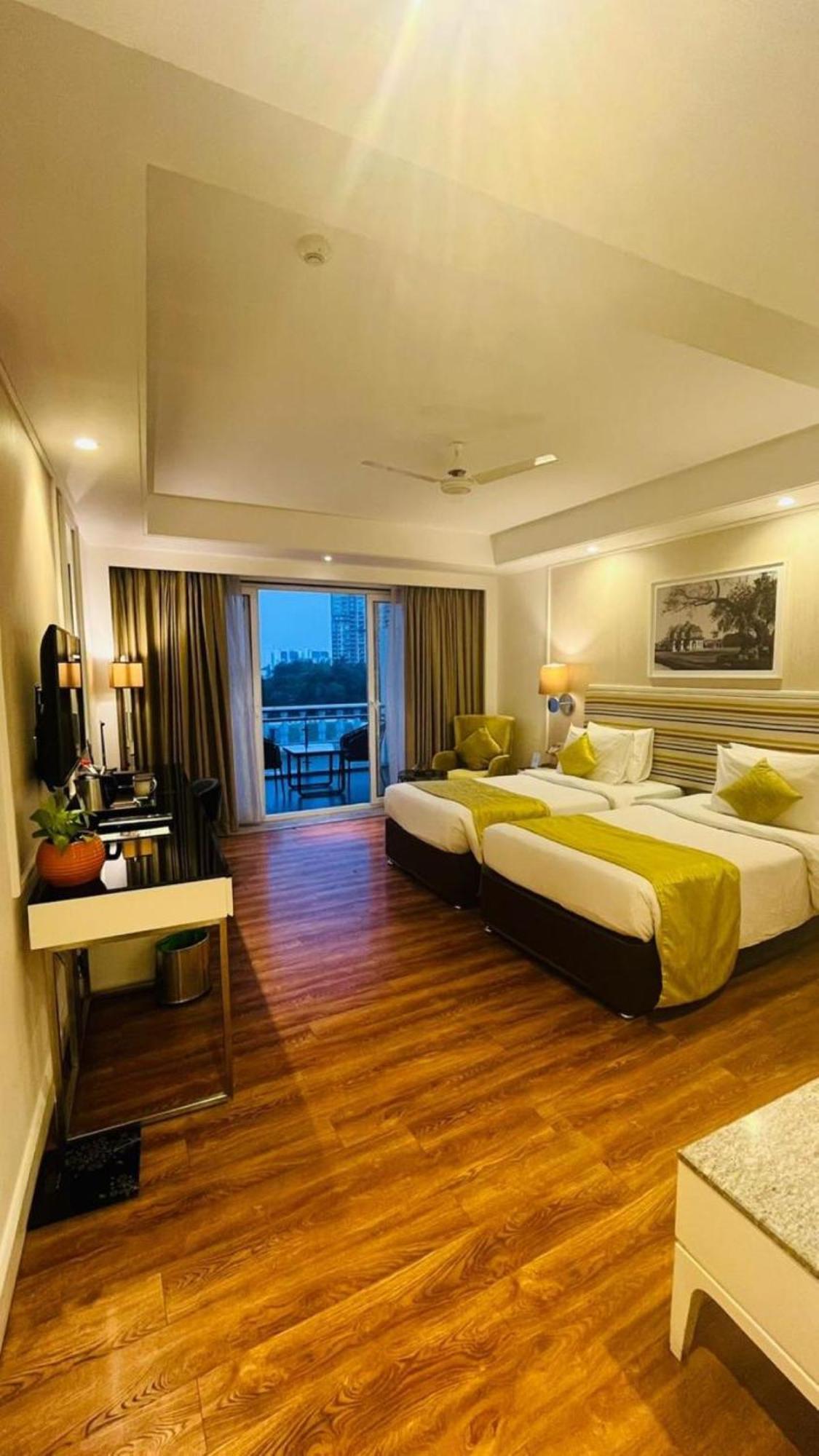 Amanora The Fern Hotels & Club Mundhwa Exterior photo