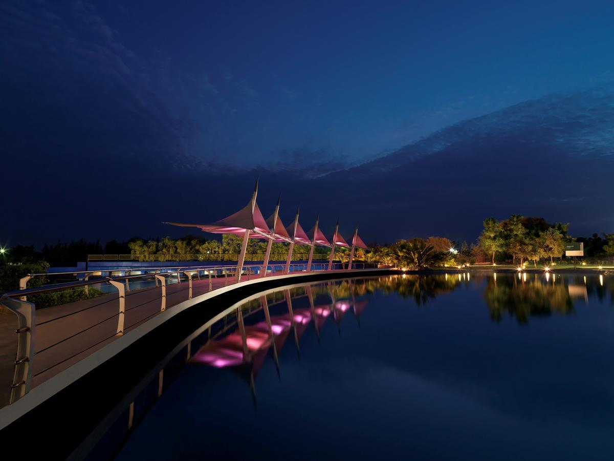 Amanora The Fern Hotels & Club Mundhwa Exterior photo