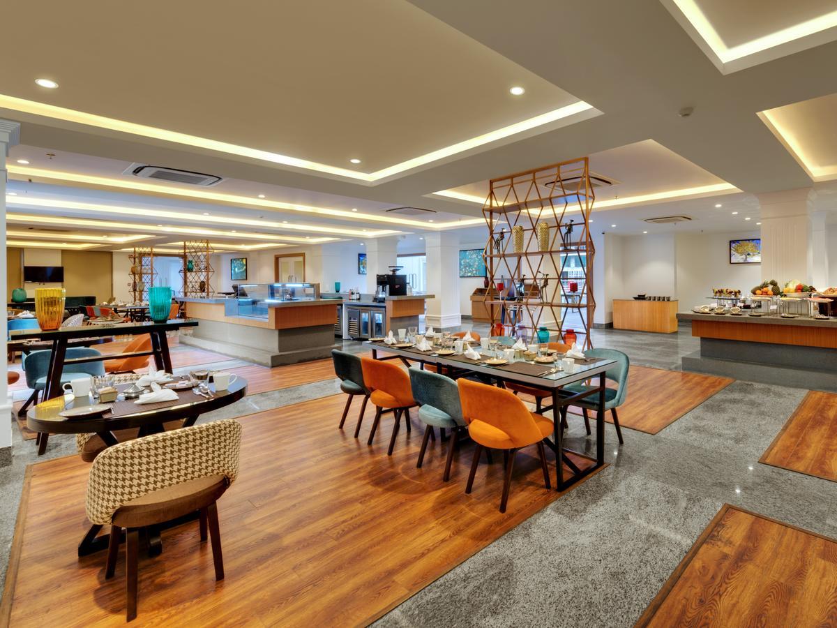 Amanora The Fern Hotels & Club Mundhwa Exterior photo