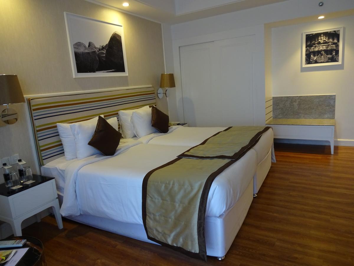 Amanora The Fern Hotels & Club Mundhwa Exterior photo