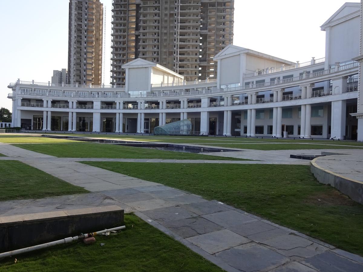 Amanora The Fern Hotels & Club Mundhwa Exterior photo